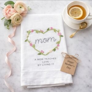NWT Mud Pie “Mom” Embroidered Tea Towel | Floral Heart Mother’s Day Gift
